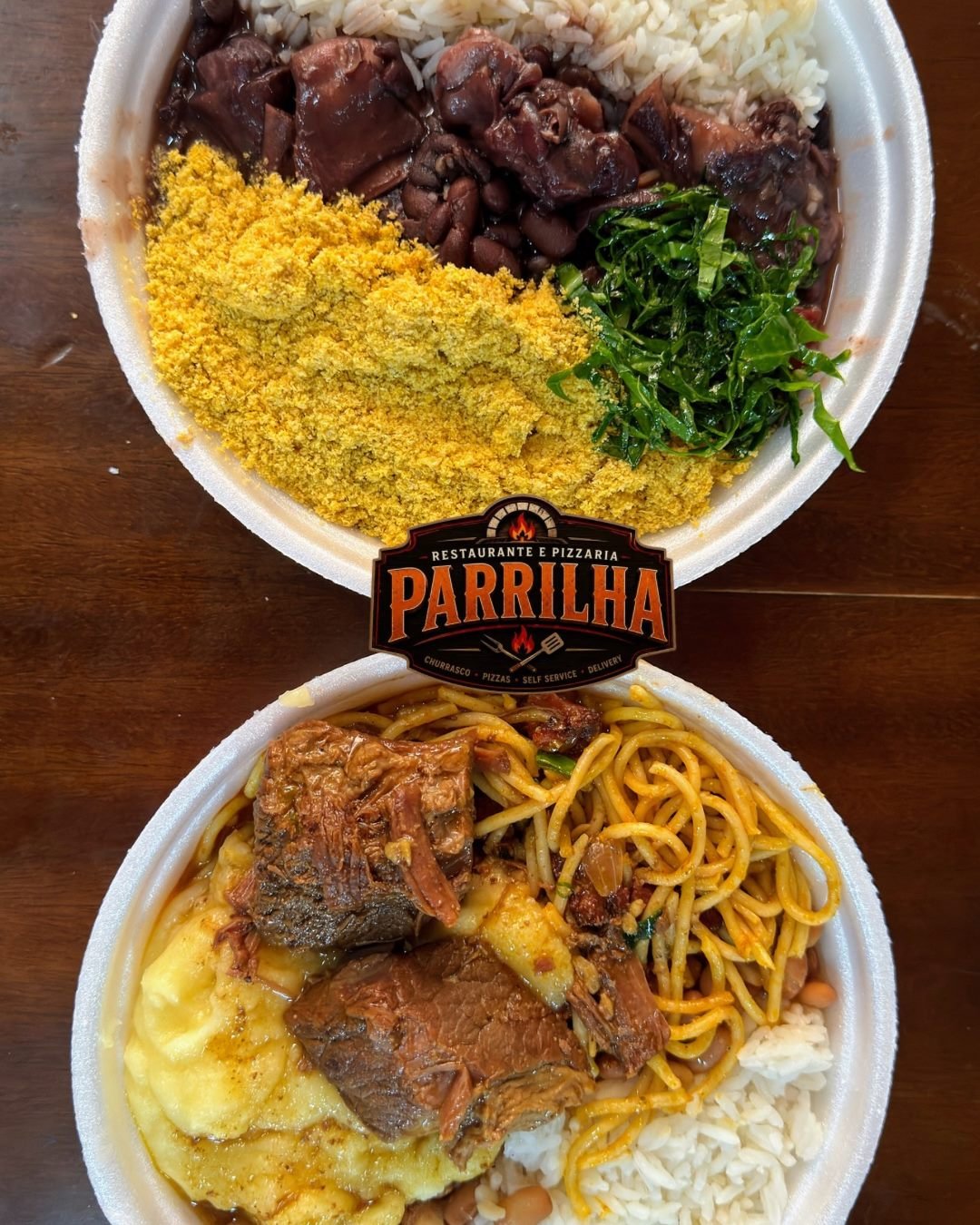 Duas marmitas do Parrilha com arroz, feijão, carnes, farofa, couve e massa