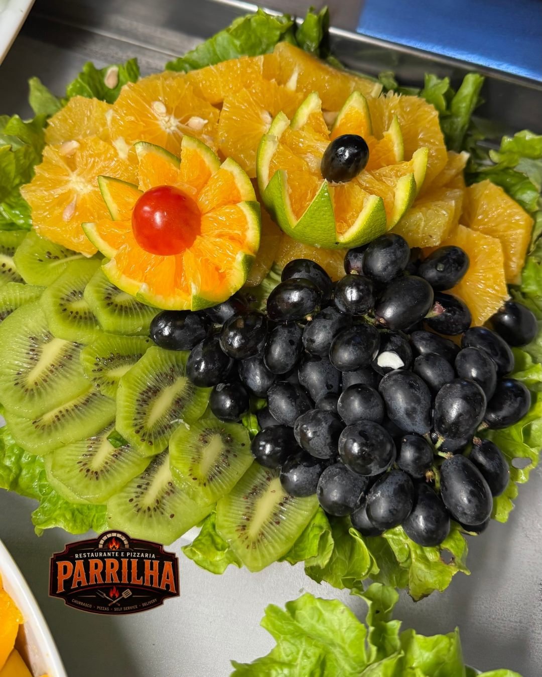 Variedade de saladas servidas no buffet do Parrilha
