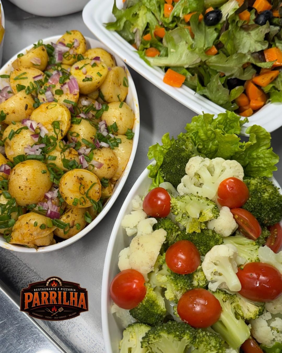 Bandejas de saladas variadas no self-service